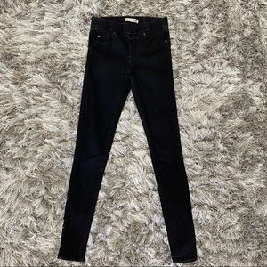 Denim & Co women black elastic waist skinny crushed Jean’s. Size 4. Used.